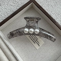 Détail d'une pince à cheveux grise translucide avec dentelle noire et trois perles - Modèle Barrette Noire Dentelle Perle