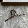 Dettaglio della molletta per capelli leopardata con molla in metallo dorato resistente - Leopardo Chiaro Stile Lineare a Foro Singolo