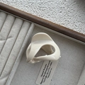 Detalle de pinza para el cabello crema con diseño geométrico en bandeja de joyería - Estilo Geométrico Torcido / Blanco Roto