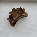 Détail d'une pince à cheveux en résine ambrée avec trois fleurs décoratives sur tissu - Style Floral 3D (Style A) / Café Jaune Mat