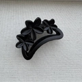 Pince à cheveux noire mate avec trois fleurs de frangipanier 3D sur fond en toile - Style Floral 3D Dépoli (Style A) / Noir Mat