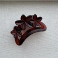Gros plan sur une pince à cheveux écaille de tortue avec trois fleurs 3D en résine - Style Fleur Écaille (Style A) / Café Rouge Mat