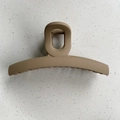 Matte khaki large geometric hair claw clip for thick hair in minimalist resin style - Hanger Style / Khaki