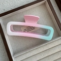 Matte haarklem met roze en groen verloop in een houten dienblad voor stijlvol haar - Platte Rechthoek Stijl