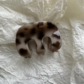 Vista dettagliata della molletta per capelli in acetato marmorizzato a tre denti - Leopardo chiaro