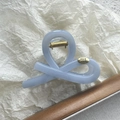 Dettaglio molletta per capelli in resina azzurra con molla dorata e logo Hand made - Etichetta in Metallo Fiocco