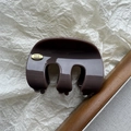 Vue détaillée de la pince à cheveux en résine marron avec logo doré handmade - Café
