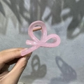 Dettaglio di un fermaglio per capelli rosa traslucido con design a fiocco alla moda - 8cm Piccolo Fiocco / Rosa