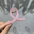 Dettaglio della molletta per capelli in acrilico rosa con trama marmorea e forma a M - 8cm Piccola Croce / Rosa