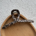 Pinza per capelli vintage con stampa leopardata nei toni del marrone e beige - Incrociato