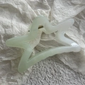 Vue détaillée de la pince à cheveux étoile de mer avec dégradé vert et texture nacrée fine - Vert Étoile de Mer Étoile à Cinq Branches (10cm)