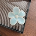 Detalle de la pinza para el pelo de flor azul caramelo con bordes blancos y centro redondo - Azul Borde Blanco