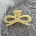 Detalle de pinza para el pelo tipo mariposa grande en color crema con acabado suave - Amarillo gelatina