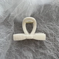 Dettaglio ravvicinato della molletta per capelli con fiocco effetto marmo - Bianco Marmorizzato