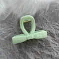 Détail de la pince à cheveux noeud vert clair marbré avec ressort en métal doré robuste - Vert Marbré