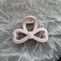 Detalle de la pinza para el pelo con lazo rosa de acrílico y muelle metálico reforzado - Rosa