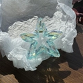 Makro-Detail der Aurora-Stern-Haarklammer mit holografischem Finish und Metallfeder - Irisierendes Blau