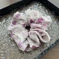 Dettaglio di scrunchie floreale con rose viola e raffinato bordo in pizzo bianco decorato - Rosa Viola Pizzo Floreale Piccolo