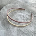 Détail de serre-têtes rose et beige avec dents antidérapantes pour un maintien sûr - Beige et Rose