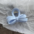 Primer plano de una pinza para el cabello azul claro en forma de lazo con muelle - Azul