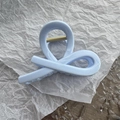 Primer plano de pinza para el pelo azul claro mate con resorte de metal dorado central - Azul