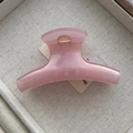 Dettaglio della molletta per capelli in resina perlata rosa chiaro con molla dorata - Rosa Gelatina