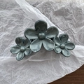 Primer plano de tres pinzas para el cabello con flores nacaradas en gris plateado - Azul Gris Perlado