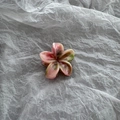 Detailed macro view of small 4cm marble-textured floral hair claw with ink wash pattern - Gradient Pink