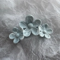 Detail einer graublauen Dreifach-Blumen-Haarklammer mit Marmor-Muster und Glanz-Finish - Blau