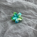 Detail view of a 4cm marble pattern flower hair claw clip with colorful floral acetic design - Gradient Blue