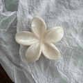 Dettaglio della molletta per capelli a forma di fiore di frangipane bianco crema marmorizzato - Bianco Fiore Marmo
