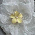 Detalle de una pinza de pelo de flor amarilla con bordes en blanco crema suave - Flor Amarilla Borde Blanco