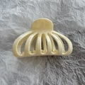 Dettaglio molletta per capelli in marmo crema con design smerlato a fessura su sfondo bianco - Grande / Marmo Beige