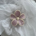 Primer plano de una pinza para el pelo de resina con forma de flor morada y beige - Flor Rosa Borde Blanco