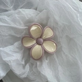 Detalle de pinza para el pelo con forma de flor blanca crema y bordes rosa en papel suave - Flor Blanca Borde Rosa