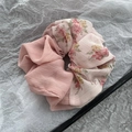 Dettaglio dell'elastico scrunchie in chiffon floreale con morbida trama a pieghe - Rosa