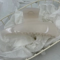 Dettaglio della pinza per capelli in acrilico crema con molla in metallo e denti antiscivolo - Bianco Frutta
