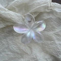 Schimmernde Haarklammer in Blumenform mit holografischem Perlglanz-Finish für Damen - Irisierende Frangipani