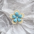 Detailansicht einer matten Tulpen-Haarklammer in Creme mit fünf blauen strukturierten Blüten - Blau