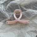 Detail der Haarklammer in Perlmuttrosa mit Kristallherzen und goldener Metallfeder - Rosa Klebeherz-accessoires