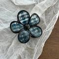 Dettaglio del fermaglio a fiore con motivo a scacchi blu e bordo in resina nera - Gingham Blu Scuro Fiore