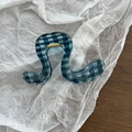 Dettaglio del fermaglio per capelli a scacchi bianchi e blu con molla in metallo dorato - Gingham Blu Scuro Onda