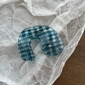 Dettaglio della molletta per capelli a forma di U a quadretti bianchi e blu con molla - Gingham Blu Scuro Cavallo di Troia