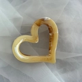 Primer plano de pinza de pelo de corazón con textura de mármol amarillo sobre tul blanco - Forma de Corazón / 7.5cm