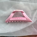 Detailansicht der rosa Silikon-Haarklammer mit weichem geometrischem Dreiecksdesign - Weiches Material / Rosa Dreieck