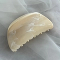 Detalle de la pinza de pelo grande color crema con elegante textura de mármol - Pinza de Triple Concha