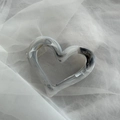 Detalle de pinza de pelo de corazón jaspeado con resorte dorado sobre encaje blanco - Estilo Corazón