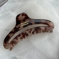 Dettaglio ravvicinato di una grande clip per capelli a macchia di leopardo ambrata - Grande / Leopardo Chiaro