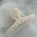 Dettaglio di un grande fermaglio per capelli crema con finitura perlata su tessuto a rete - Bianco Crema