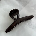 Pinza per capelli marrone lucido su sfondo di tessuto leggero per lo styling dei capelli - Marrone Rosso